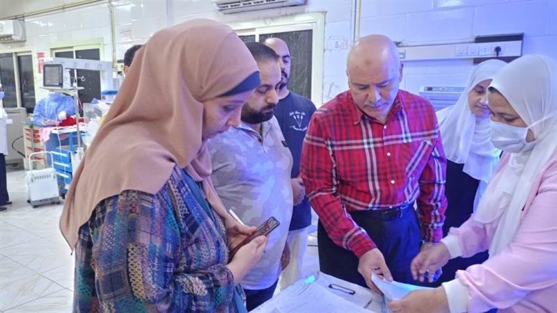 وكيل الصحة يفحص السجلات