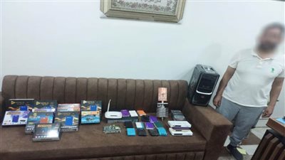 ضبط شخص بالدقهلية يدير محطة بث تلفزيوني لاسلكية لفك شفرة القنوات الفضائية 