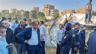 محافظ المنيا يتابع من موقع حادث تصادم قطار بجرار في مزلقان ماقوسة بالمنيا جهود الإنقاذ.. صور 