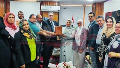 أبوالسعد: يكرم الدكتورة منى الشهاوي تقديراً لجهودها بإدارة الصيدلة