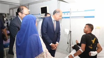 بالصور.. محافظ المنيا يزور مصابي حادث تصادم قطار بجرار في ماقوسة ويطمئن على حالتهم الصحية