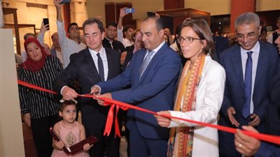 افتتاح العرض الجديد للوحات الخشبية لمصطبة 