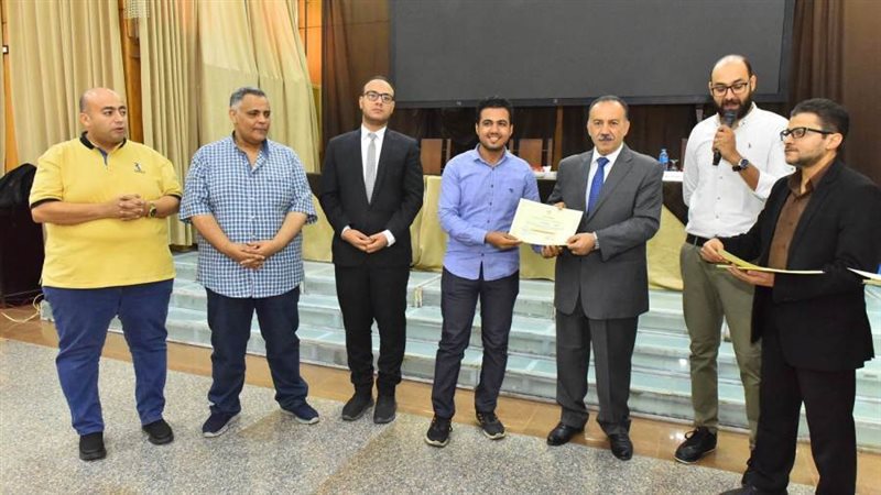 محافظ أسيوط يسلم