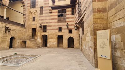 تنفيذ 73 لوحة إرشادية ومعلوماتية لـ 21 مبنى أثريا بشارع المعز بالقاهرة التاريخية