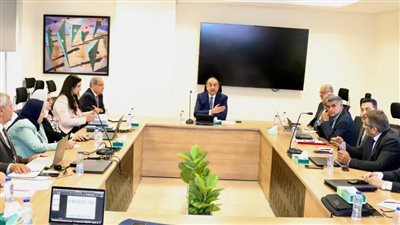 وزير قطاع الأعمال يجتمع برؤساء شركات الأدوية التابعة لاستعراض مؤشرات الأداء وموقف تنفيذ خطط العمل