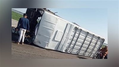  مصرع وإصابة شخصين في انقلاب سيارة بطريق أبوسمبل أسوان