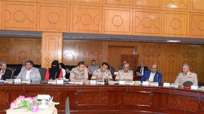 محافظ الإسماعيلية يناقش الموقف التنفيذي للمرافق المتعارضة لربط وتطوير الطرق