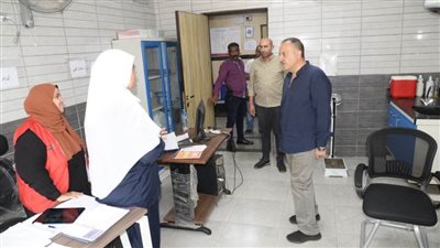 محافظ أسيوط يفاجئ العاملين بمركز صحي حضري الحمراء ويوجه بإعادة هيكلة وتوزيع العاملين 