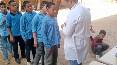 صحة أسيوط تفحص تلاميذ المدارس للكشف عن الطفيليات المعوية والبلهارسيا والعلاج بالمجان