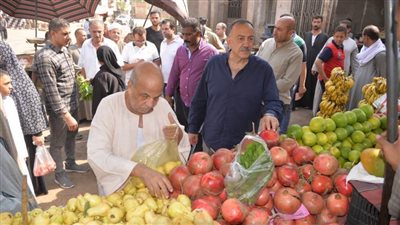 محافظ أسيوط يتفقد سوق الباعة الجائلين ويوجه برفع كفاءته تمهيداً لطرح الباكيات للإيجار