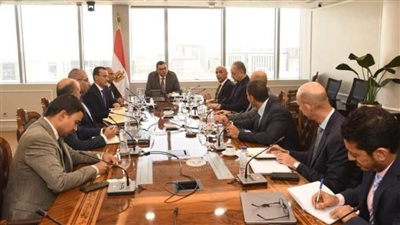 وزير الإسكان يتابع سير العمل بـ