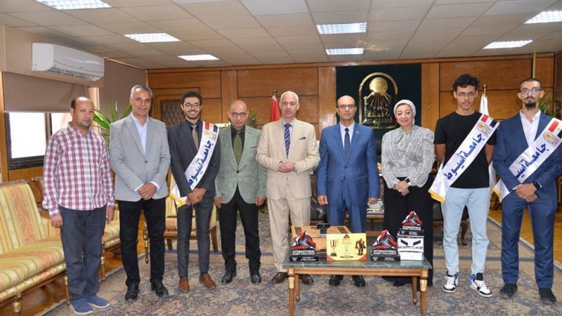 رئيس الجامعة خلال