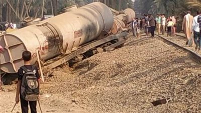 صور| خروج قطار بضائع عن القضبان بالقرب من البدرشين