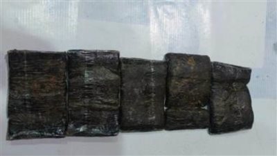 ضبط أحد الأشخاص بميناء الأقصر الجوي أثناء محاولته تهريب مواد مخدرة