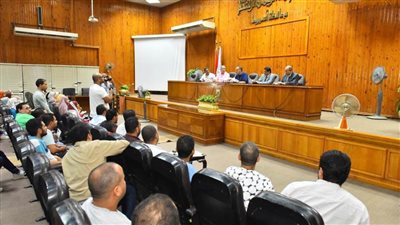 محافظ أسيوط يواصل لقاءاته الجماهيرية بالمواطنين لحل شكواهم ويعلن فتح قاعات جديدة لمرحلة رياض الأطفال