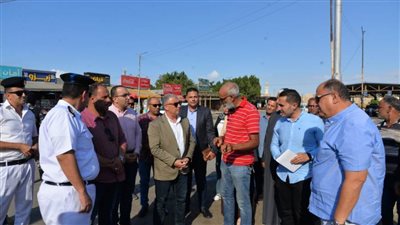 محافظ الإسماعيلية يتابع التزام السائقين بالتعريفة الجديدة وانتظام العمل بالموقف الجديد