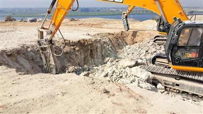 محافظ أسيوط يعلن إنشاء طريق جديد بطول 5 كم يربط بين القرى الشرقية لمركزي ديروط والقوصية