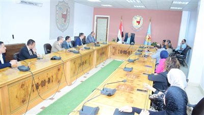 رئيس جامعة سوهاج يكرم 16 مدرباً مجتازي برنامج إعداد المدربين المعتمدين