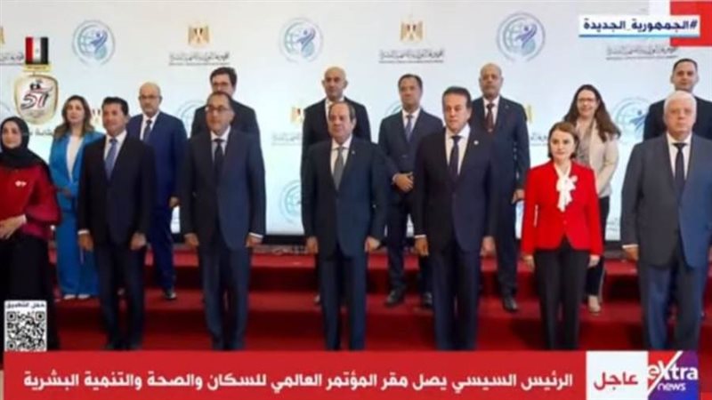 السيسي يتوسط صورة