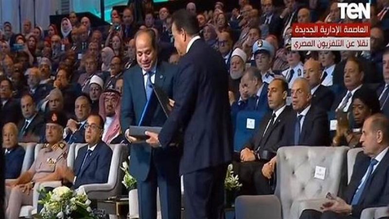 الرئيس السيسي يتسلم