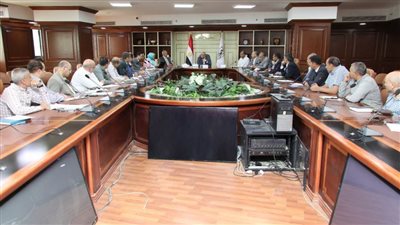 محافظ بني سويف يعقد اجتماعًا بأعضاء اللجنة العليا للارتقاء بمنظومة الموارد