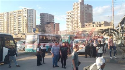 متابعات مستمرة لحركة السير بموقف سيارات الأجرة بكفر الشيخ