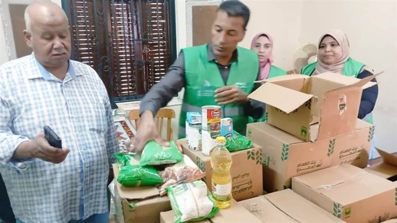 جانب من توزيع المساعدات