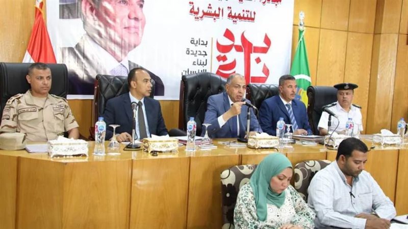 محافظ المنيا خلال