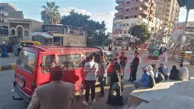 متابعة حركة السير بالموقف والدفع بسيارات إضافية لنقل الأهالي