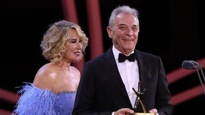 إيناس الدغيدي تسلم محمود حميدة جائزة الإبداع بمهرجان الجونة السينمائي