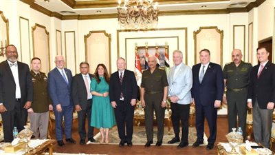 وزير الدفاع يلتقي عضو لجنة الخدمات المسلحة بمجلس النواب الأمريكي