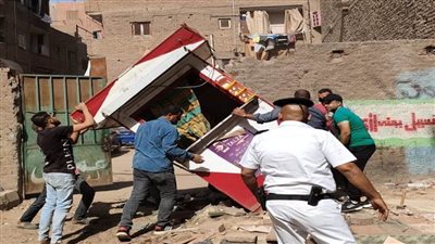 الجيزة تزيل ٥٧ كشكا وفاترينة وحاجزا أسمنتيا بالطرق العامة 