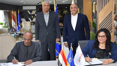 محافظ أسوان يشهد مراسم توقيع عقد مشروع بين جهاز تنمية المشروعات و