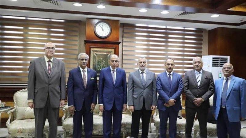 محافظ المنيا يلتقي