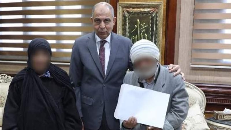 محافظ المنيا يسلم