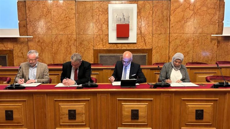 توقيع أول اتفاقية