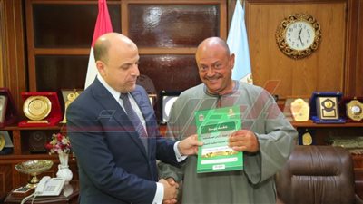 تسليم 16 عقد تقنين أراضي أملاك الدولة للمستفيدين بكفر الشيخ