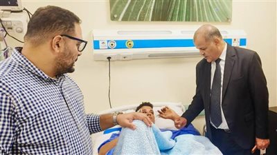 مدير تعليم بورسعيد يتابع حالة الطلاب المصابين بحادث طريق الشادر بمستشفى 30 يونيو