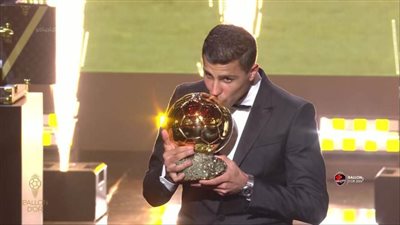 بعكازين وخلافات حول الأفضل.. «رودري» يحصد جائزة الكرة الذهبية عن عام 2024
