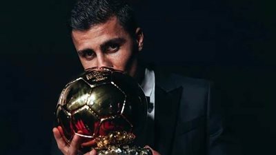 عاجل| توابع جائزة الكرة الذهبية.. تفاصيل رحلة على عكازين إلى المجد