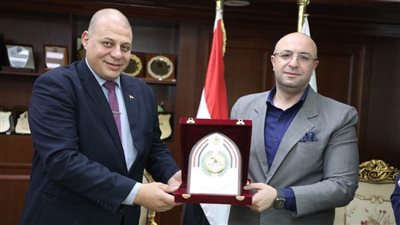 محافظ بني سويف يكرم وكيل التعليم السابق «هاني عنتر» المنقول لقنا 