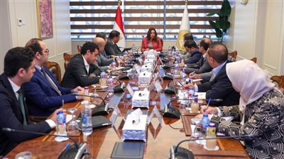 د.منال عوض:  توجه المحافظات  بتيسير تراخيص المحال لتوفير قاعدة بيانات 