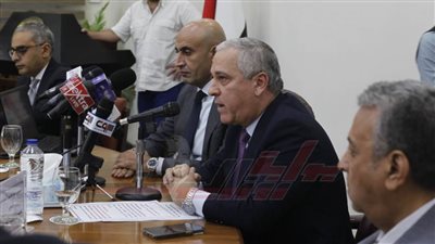 الشوربجي يهدي درع الوطنية للصحافة إلى وزير التربية والتعليم والتعليم الفني 