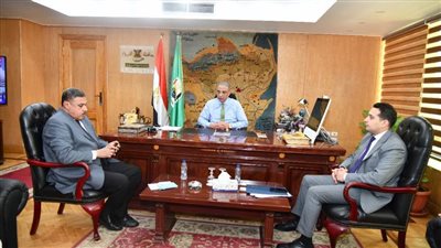 محافظ الفيوم يبحث مع وفد وزارة التنمية المحلية سبل دعم موارد المحافظة 
