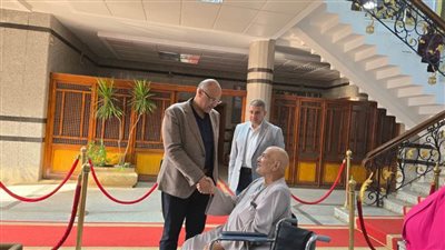محافظ القليوبية يوفر كرسيا متحركا لمواطن 