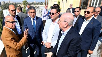 وزير الإسكان ومحافظ الجيزة يعقدان اجتماعاً بالمنطقة المحيطة بالأهرامات لاستعراض مخطط تطويرها 