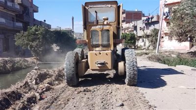 مديرية الطرق بالبحيرة تواصل أعمال تمهيد وصيانة الطرق لتسهيل الحركة المرورية وتصريف مياه الأمطار