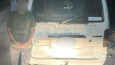 ضبط سائق ميكروباص قاد سيارته أعلى كوبري مخصص للمشاة بالقليوبية