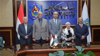 رئيس جامعة دمنهور يترأس لجنة اختيار عميد لكلية الآداب