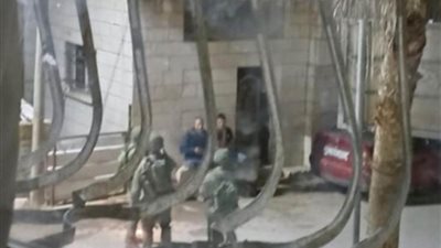 الاحتلال ينكل بالمواطنين ويداهم منزل رئيس بلدية ديراستيا